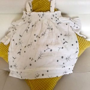 Ladies petite size blouse w/ design.